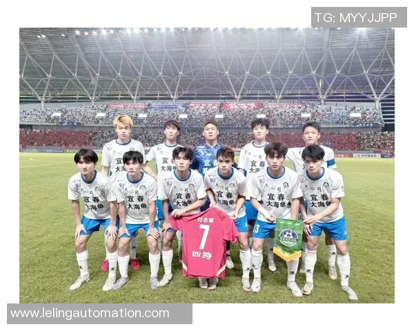 足球明星赛后暖心举动将球衣赠送球迷展现真情与温暖