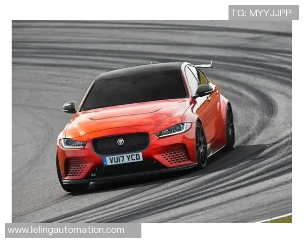 足球球星驾驭Roadster风驰电掣展现速度与激情的完美结合